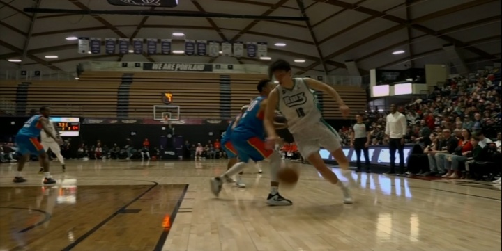 杏彩体育-这个转身！杨瀚森迅猛转身 迎着两个人强起造犯规 稳稳罚中