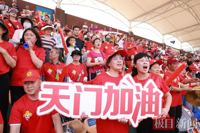 天门队下场再战！拼到最后的你们也值得掌声与喝彩|足球|足球联赛|赛事|失利|比赛_新浪体育_新浪新闻